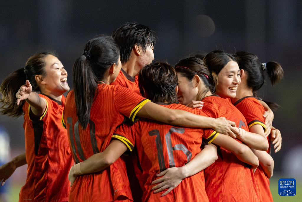 开云平台-国际竞技赛事中，女足球员勇夺冠军