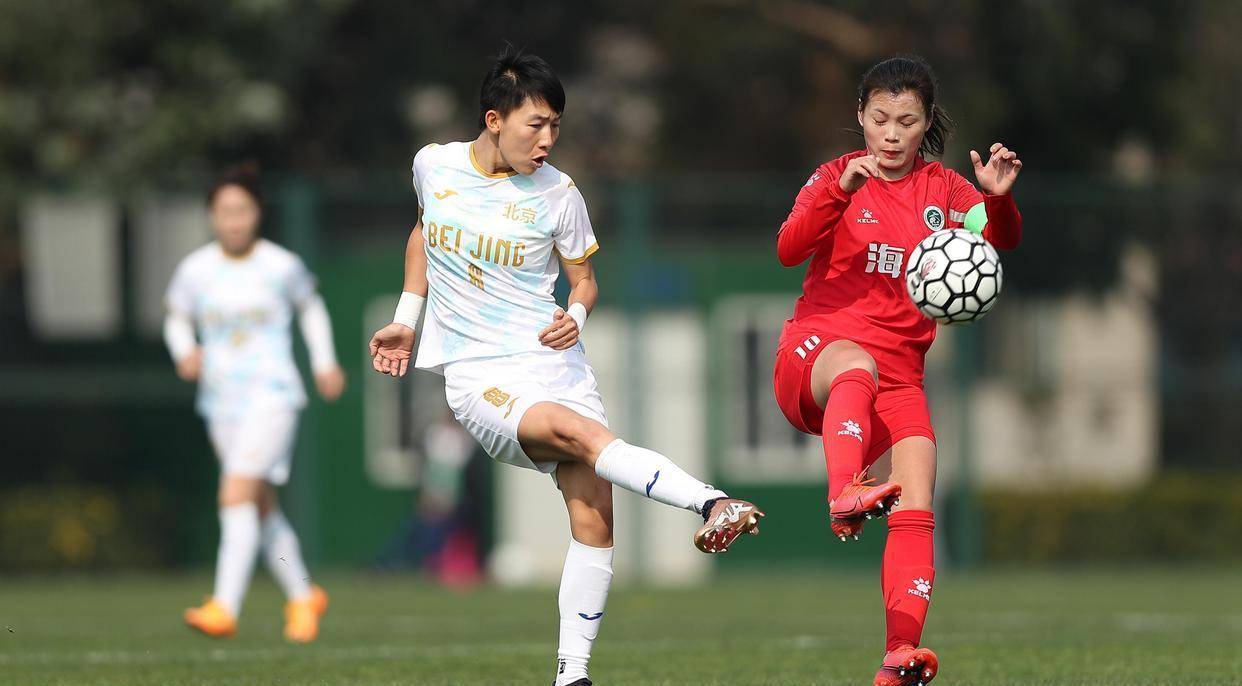 亚洲女足球赛中，中国队再度称霸赛场