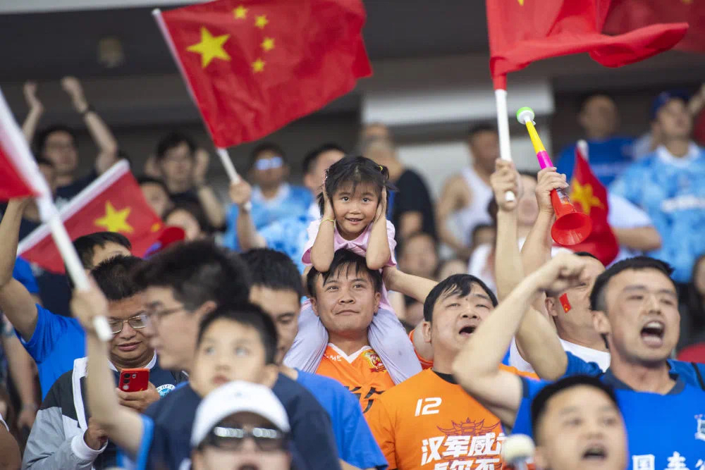 女足比赛场上中国队凭借实力赢得胜利