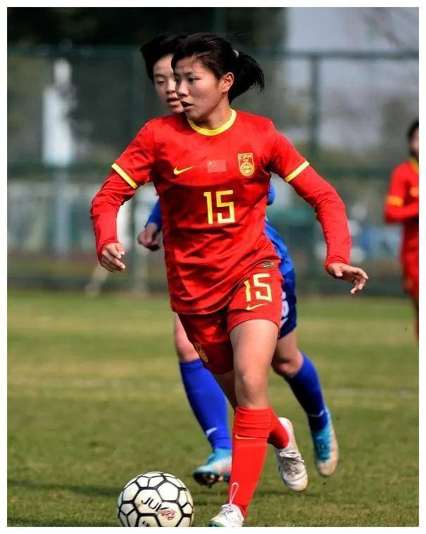 女足比赛场上中国队凭借实力赢得胜利