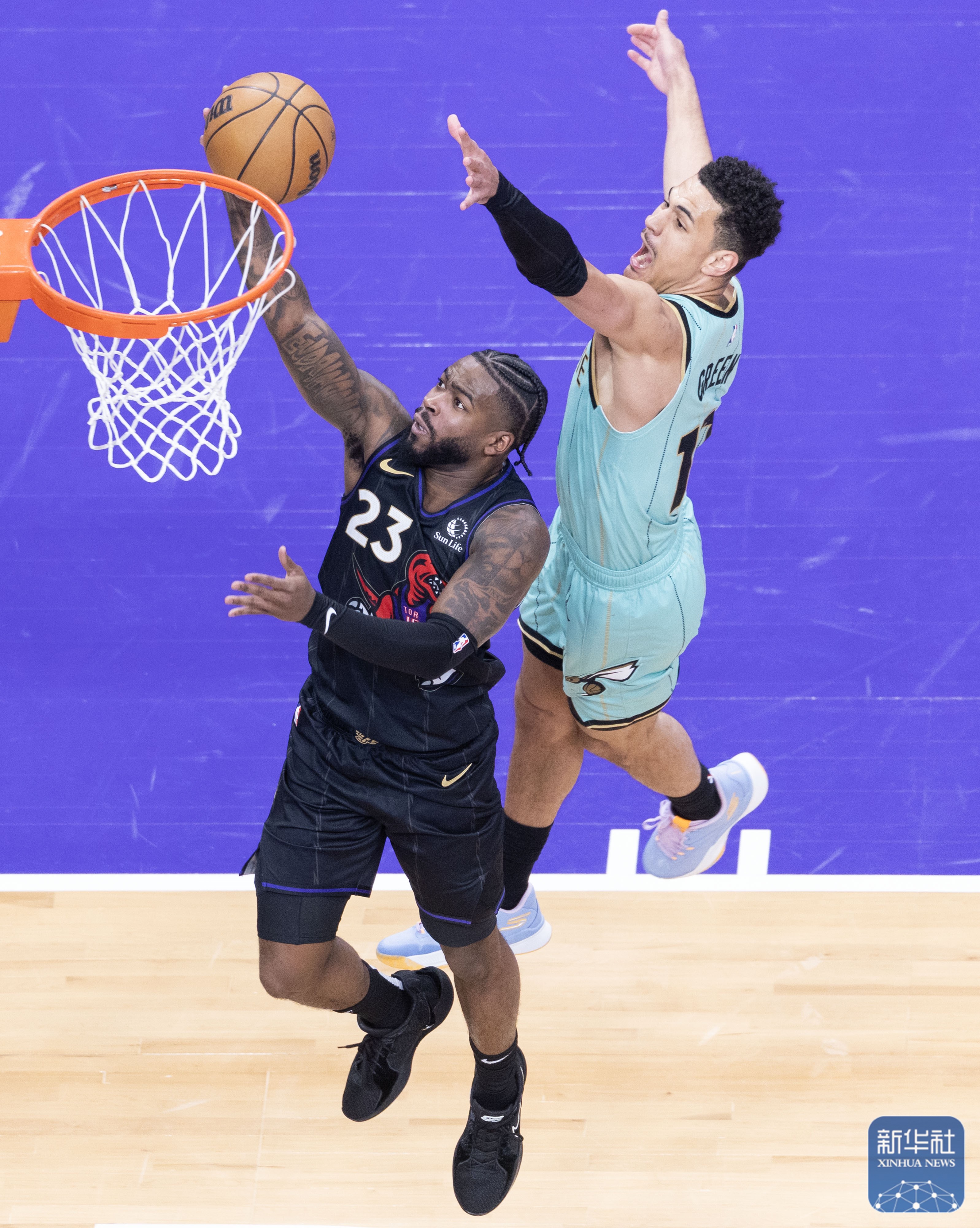 马刺小胜猛龙取得系列赛领先 马刺小胜猛龙取得系列赛领先