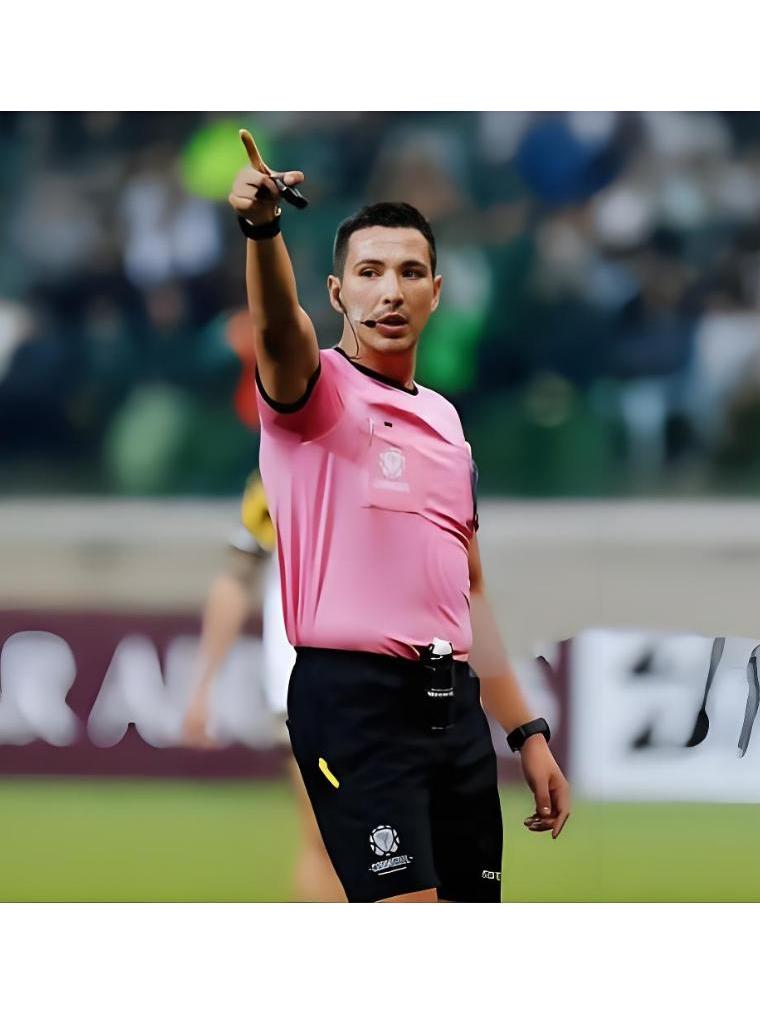 秘鲁球员表现出色，赢得球迷喝彩