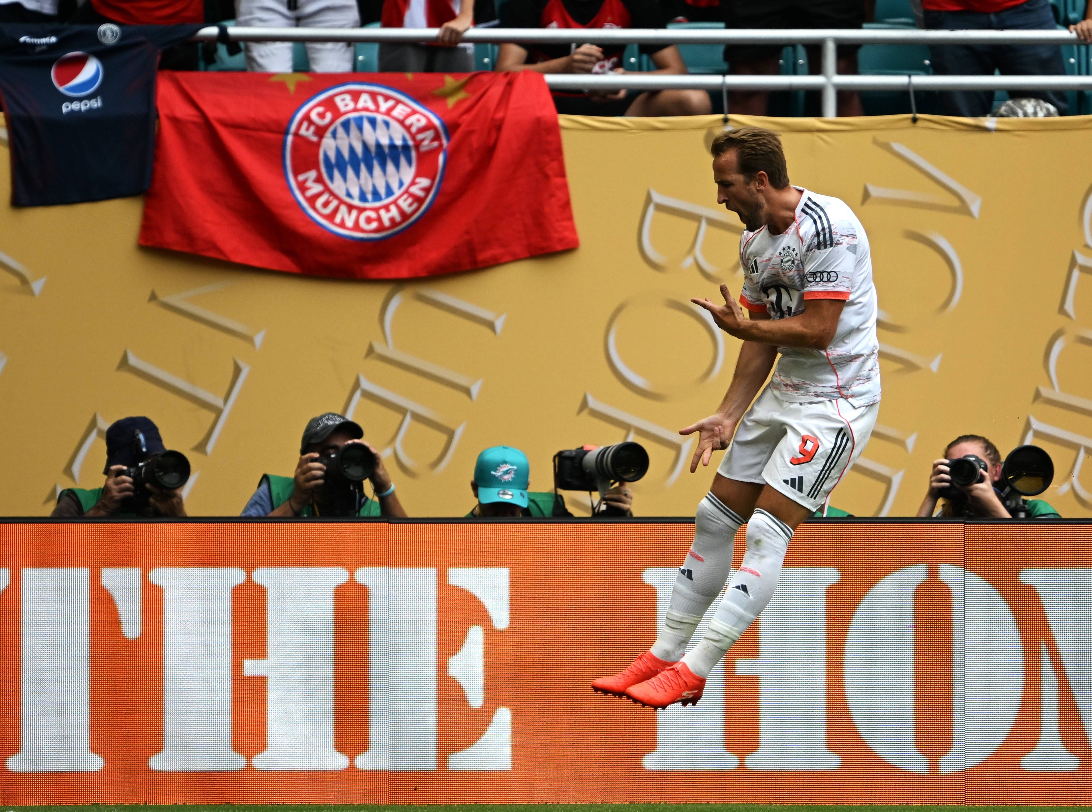 拜仁8-0横扫巴萨，晋级夺目